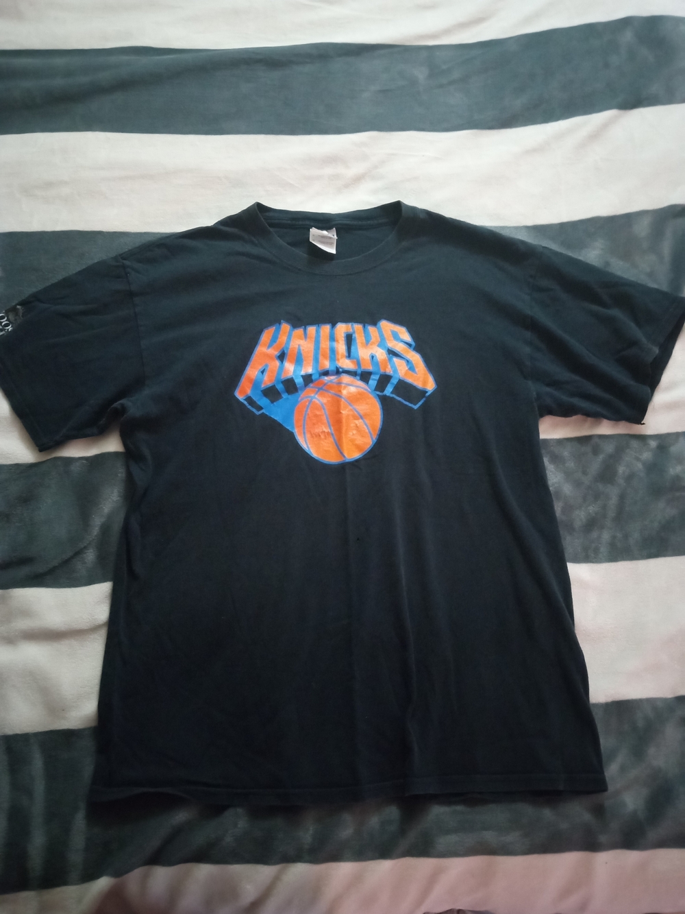 Gildan Knicks 2000s Black Crewneck Tee with Blue & Red Tag Collectable.